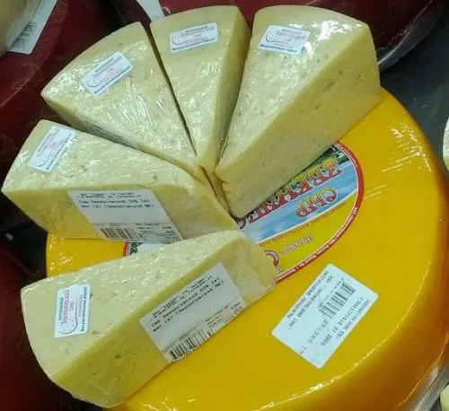 Сколько стоит дешевый сыр. Сыр магазинный. Сыр российский дешевый. Сколько стоит сыр. Сыр магазинный в упаковке.